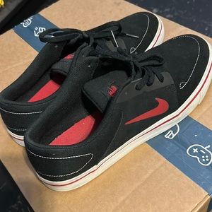 Nike sb size 11 EUC red and blk